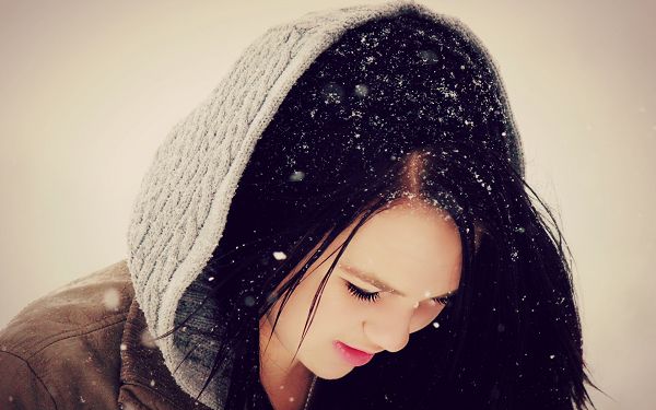 click to free download the wallpaper---Snow All Over the Upset Girl's Head, When Will She Cheer Up and Blow Them? - High Resolution Artistic Girl Wallpaper