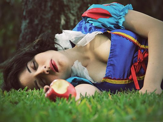 click to free download the wallpaper--Snow White Image, Beautiful Princess Eating Poisonous Apple, Wake Up!