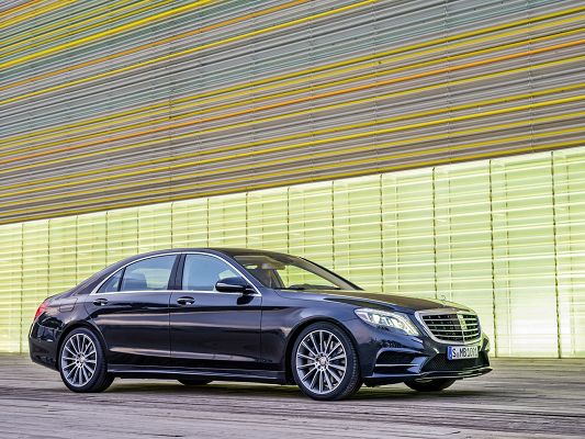 click to free download the wallpaper--Super Car Images of Mercedes Benz S Class, Seen from Side Angle, It is Looking Great