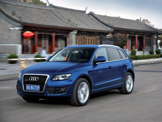click to free download the wallpaper--Top Car Pictures, Blue Audi Q5 in Incredible Speed, Nice Houses Alongside