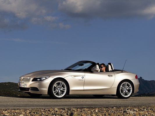 click to free download the wallpaper--Top Cars Picture, BMW Z4 Car Under the Blue Sky, Impressive Look
