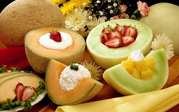 click to free download the wallpaper---Various Fruits in Exquisite Design, Creams Included, Both Good-Looking and Tasty - HD Delicious Food Wallpaper