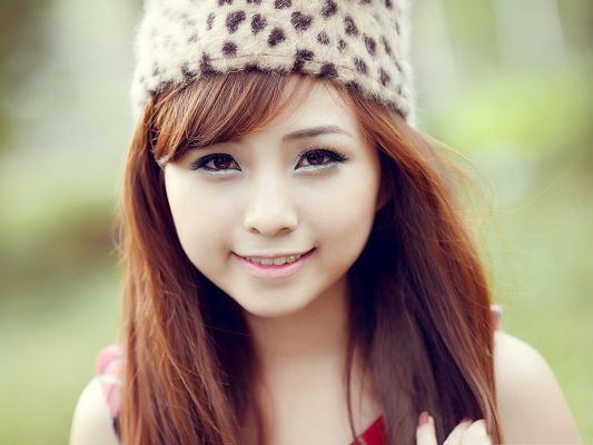 click to free download the wallpaper--VietNam Girl Photos, Shy Smile and Exquisite Cosmetics, She is the Neighborhood Girl