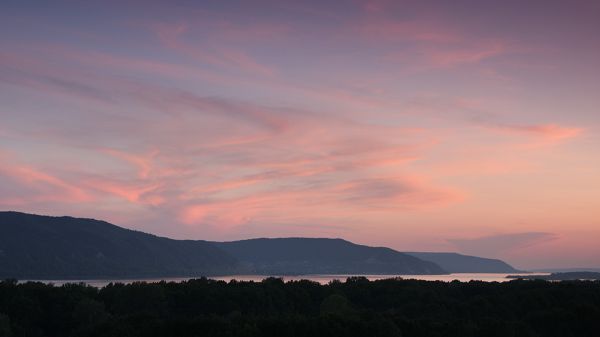 click to free download the wallpaper--landscape photos - The Sea is Falling Asleep, the Sky is Pink in Look, a Dusk Scene