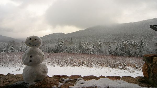 click to free download the wallpaper--scenery photos - A Smiling Snowman as the Main Character, He is Quite Happy and Pure