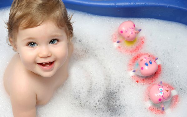 wallpaper of baby: a lovely baby girl taking a bath ,click to download